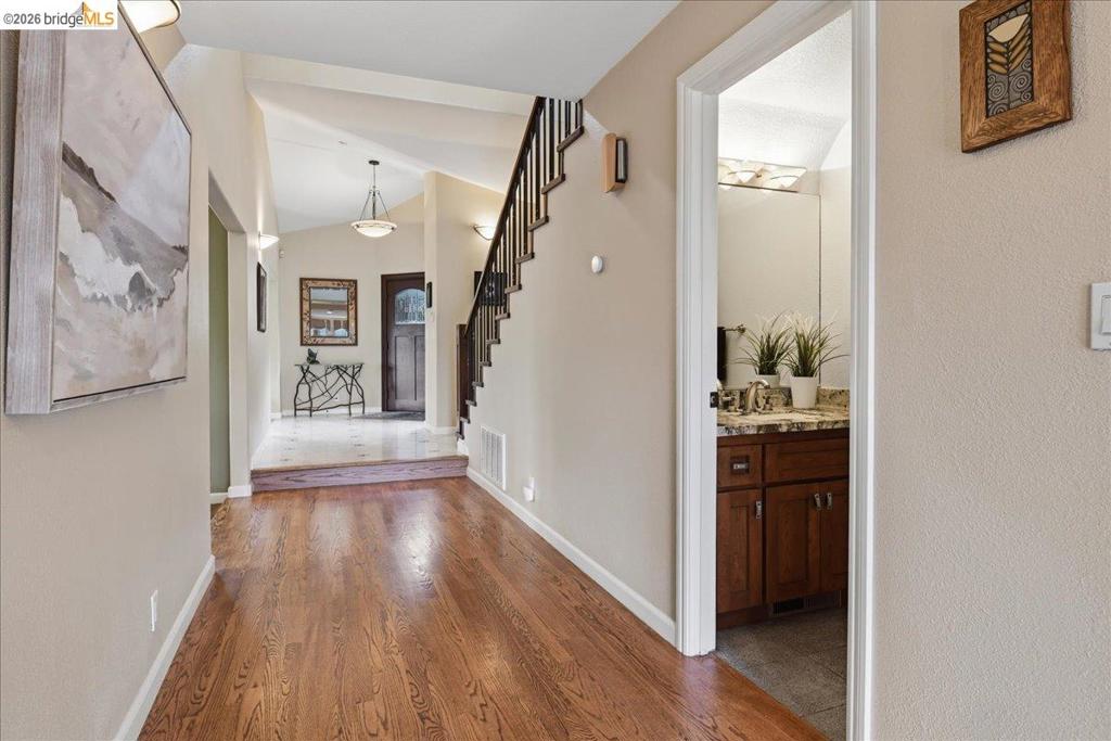 https://media.crmls.org/mediaz/6f06d7d5-5667-4fca-91a0-3064f228c6cd.jpg?preset=X-Large