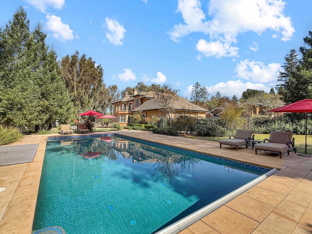https://media.crmls.org/mediaz/6f071525-ce0f-43ca-bd57-841eeee4525c.jpg?preset=X-Large
