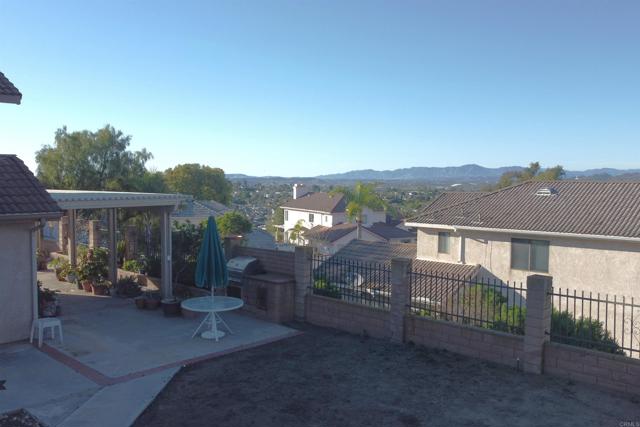 Detail Gallery Image 6 of 7 For 1329 Clear Crest Cir, Vista,  CA 92084 - 4 Beds | 3 Baths