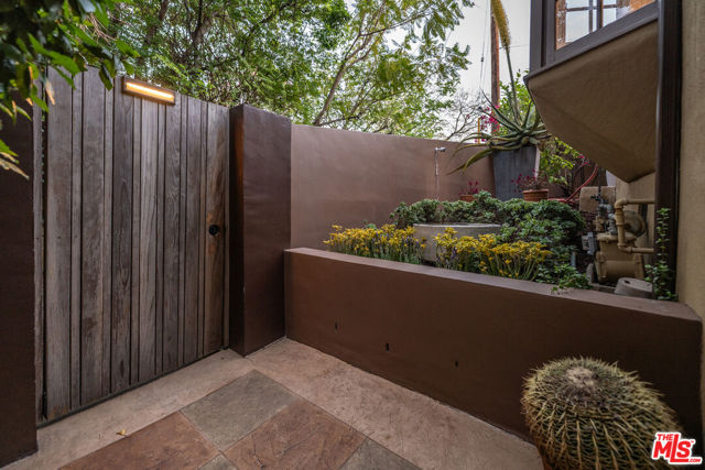 263 Lamont Drive, Los Angeles CA: https://media.crmls.org/mediaz/6f07e366-b4de-4778-89a2-84ecb7084bd4.jpg