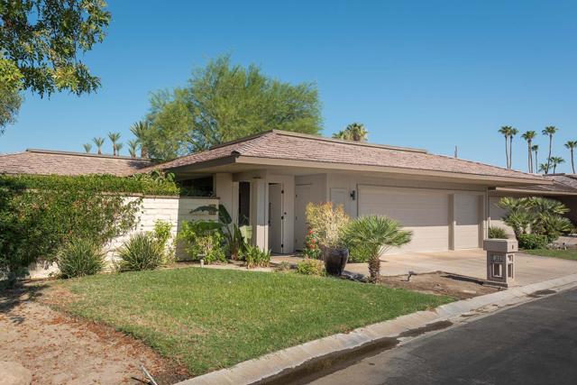 22 Cornell Drive, Rancho Mirage CA: https://media.crmls.org/mediaz/6f07ee1e-1c57-4078-89e8-7026b5135acc.jpg