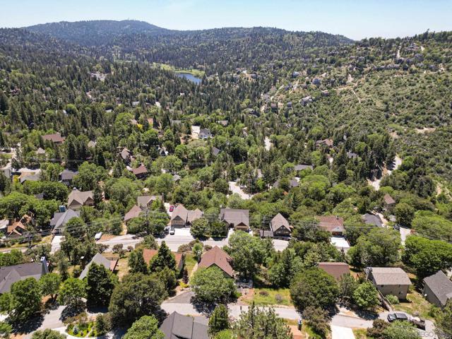 1141 Grass Valley Road, Lake Arrowhead CA: https://media.crmls.org/mediaz/6f0840de-4631-4cd9-a25c-26282d059dd8.jpg