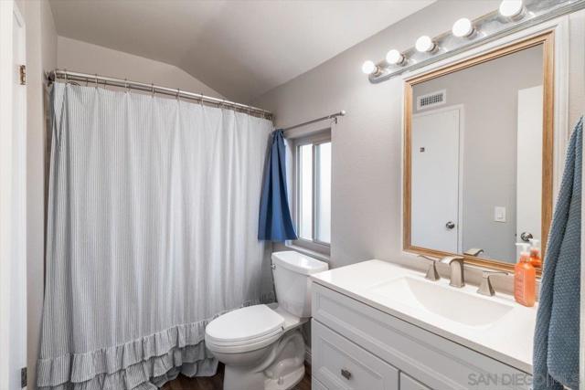 220 Eveningside Gln, Escondido CA: https://media.crmls.org/mediaz/6f092336-d237-41be-9057-9bcd00a08244.jpg
