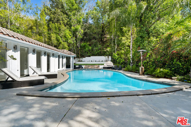 16221 Elisa Place, Encino CA: https://media.crmls.org/mediaz/6f09cd02-588a-43d7-a060-7be44ab05fb2.jpg