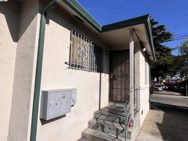 2119 94Th Ave, Oakland CA: https://media.crmls.org/mediaz/6f0b9181-d541-4624-8ba4-de2d8597d734.jpg