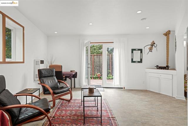 199 Fairlawn Dr, Berkeley CA: https://media.crmls.org/mediaz/6f0bc532-72a9-4597-b3ea-829ecda932f0.jpg