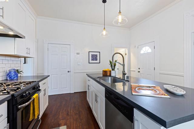 2125 15Th St, Oakland, California 94606, 2 Bedrooms Bedrooms, ,1 BathroomBathrooms,Single Family Residence,For Sale,15Th St,41058694