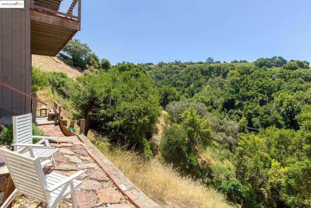 10353 Royal Oak Rd, Oakland CA: https://media.crmls.org/mediaz/6f0c2ce9-e3de-4284-965d-17506f2f1c74.jpg