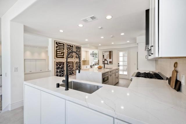 Detail Gallery Image 11 of 55 For 6039 Calle Camposeco, Rancho Santa Fe,  CA 92067 - 5 Beds | 5/1 Baths