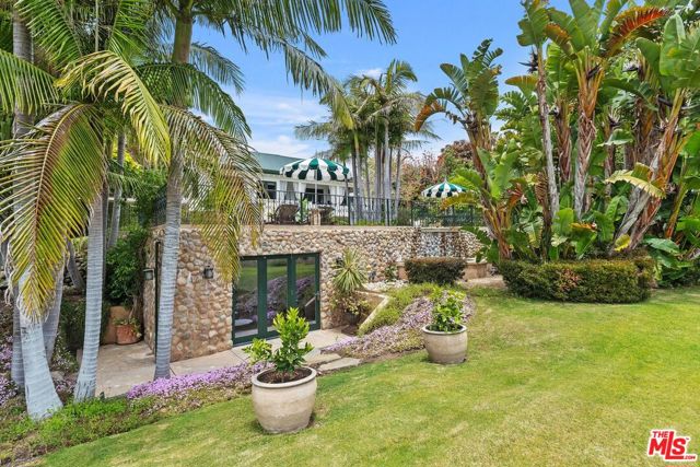26799 Pacific Coast Highway, Malibu CA: https://media.crmls.org/mediaz/6f0cce7f-7d66-4566-9139-a4066118adc9.jpg