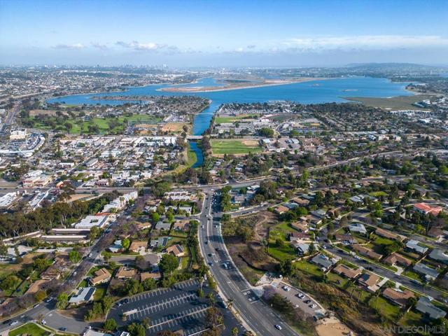 2481 La Marque St, San Diego CA: https://media.crmls.org/mediaz/6f0d9b0b-eeca-48bd-adcb-14112d8b9264.jpg