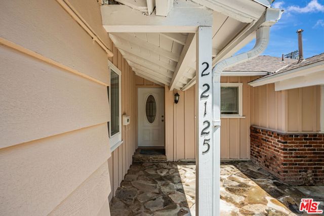 22125 Costanso Street, Woodland Hills CA: https://media.crmls.org/mediaz/6f0e1cc6-8e27-4f39-a8dc-de22189d96a6.jpg