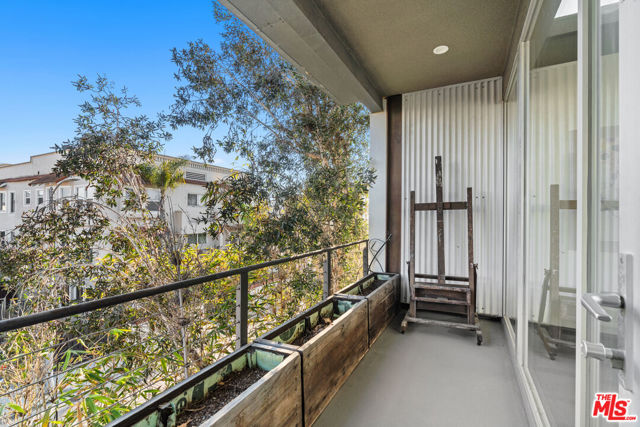 25 Brooks Avenue, Venice CA: https://media.crmls.org/mediaz/6f0ea239-b3c7-40a9-9a27-e288a2a9f462.jpg