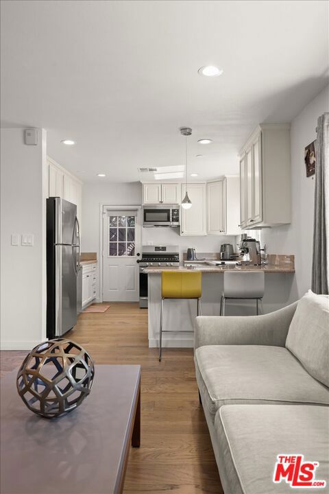 7427 Cleon Avenue, Sun Valley CA: https://media.crmls.org/mediaz/6f0ede78-a070-4394-92ac-359428e1c49e.jpg