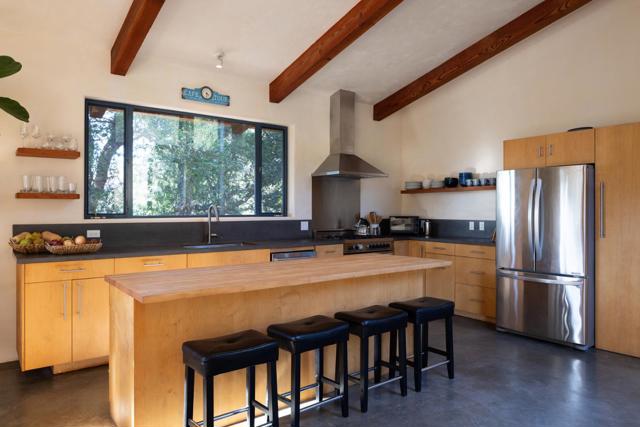 47320 Highway 1, Big Sur CA: https://media.crmls.org/mediaz/6f0efdfe-19ad-43ec-b603-eef2d03658d5.jpg