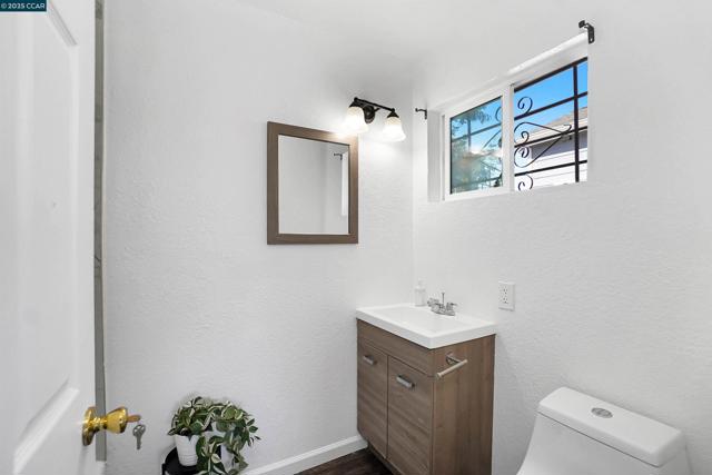 2020 17Th Ave, Oakland CA: https://media.crmls.org/mediaz/6f0f68fe-9bc3-4723-a6f3-8de2e0e049cc.jpg