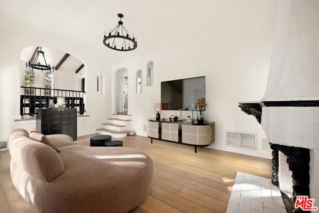 8061 Woodland Lane, Los Angeles CA: https://media.crmls.org/mediaz/6f103b28-9653-4833-a37d-ec549f24aa11.jpg