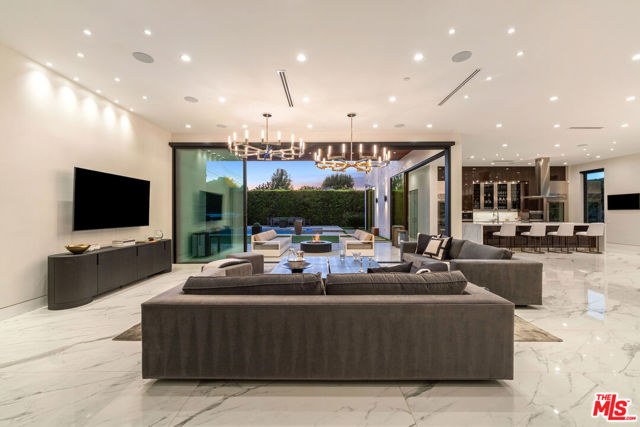 4049 Coldwater Canyon Avenue, Studio City CA: https://media.crmls.org/mediaz/6f112b64-aee3-4d48-bb49-349832aca8cf.jpg