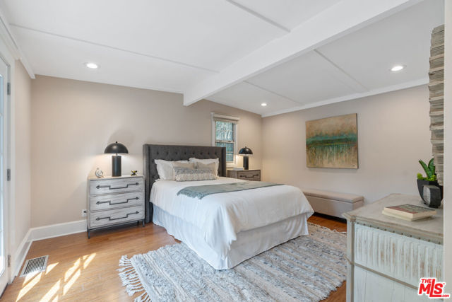 3564 Summerfield Drive, Sherman Oaks CA: https://media.crmls.org/mediaz/6f113634-2dab-4911-86bb-b6b97239b446.jpg