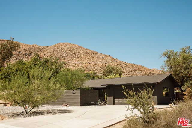 11051 Pinon Avenue, Morongo Valley CA: https://media.crmls.org/mediaz/6f113c24-7b5b-4efa-b1e9-f33cf084e99f.jpg