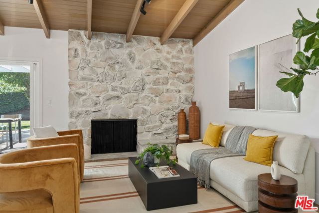 22946 Brenford Street, Woodland Hills CA: https://media.crmls.org/mediaz/6f119c86-7f3d-4239-8229-121e5b87c618.jpg