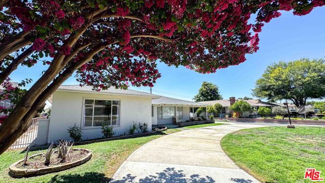 565 W El Morado Court, Ontario CA: https://media.crmls.org/mediaz/6f120973-6bb1-4078-a9d0-d787b6e6e055.jpg