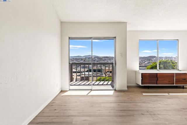 446 Bayview Cir, San Francisco CA: https://media.crmls.org/mediaz/6f12d175-f2a1-4847-9fd1-061e1dcacba7.jpg