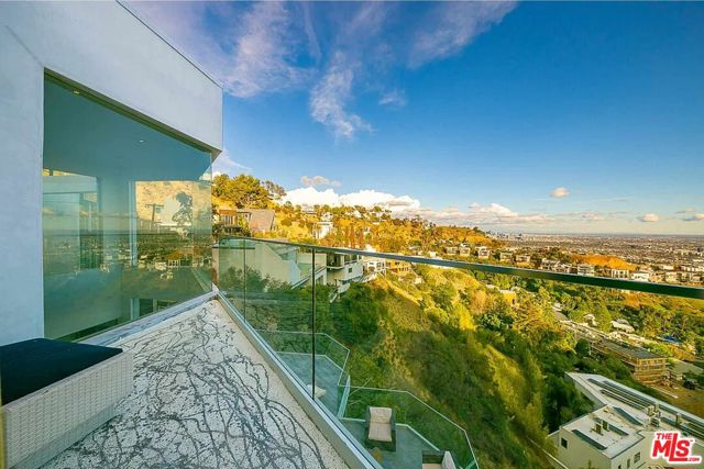 2183 Sunset Plaza Drive, Los Angeles CA: https://media.crmls.org/mediaz/6f131f25-2a71-46a9-93e5-6e2e9249a4d3.jpg