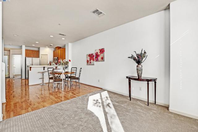 710 City Walk Pl, Hayward CA: https://media.crmls.org/mediaz/6f1331f0-bdb2-405c-83d5-6796b503f995.jpg