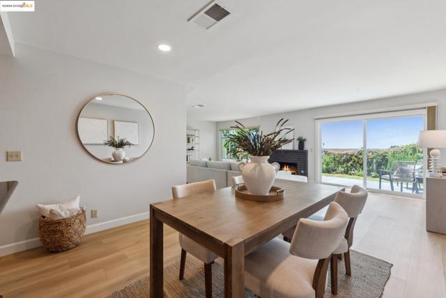 93 Thousand Oaks St, Oakland CA: https://media.crmls.org/mediaz/6f145511-ac63-4a96-ac07-9a69a665c449.jpg
