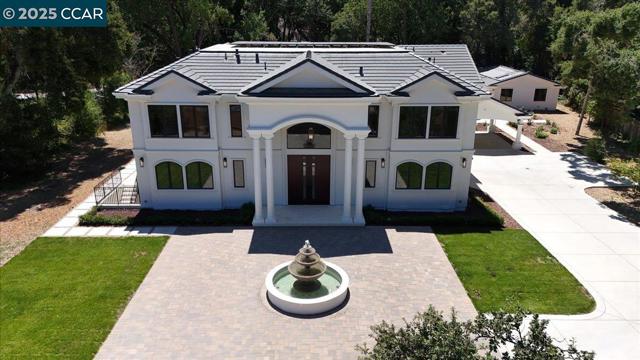 74 Middlefield Rd, Atherton CA: https://media.crmls.org/mediaz/6f148700-3828-4d0d-b61c-666ecf39ad8f.jpg