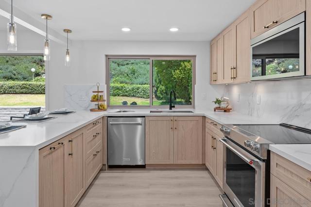 2294 Caminito Preciosa Norte, La Jolla CA: https://media.crmls.org/mediaz/6f14a318-9d0b-46c3-871b-a6dbb40affc1.jpg