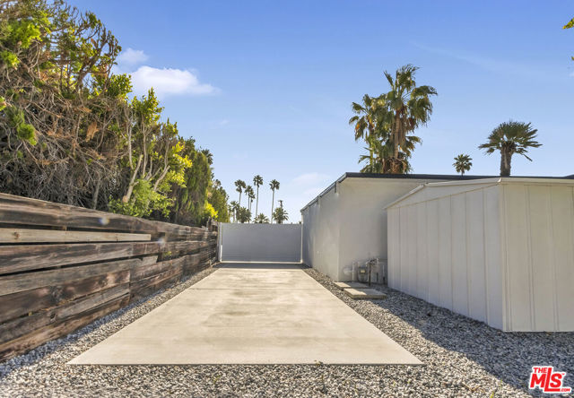 547 N Farrell Drive, Palm Springs CA: https://media.crmls.org/mediaz/6f150bb9-05f5-486f-bb15-6d9a2b012599.jpg
