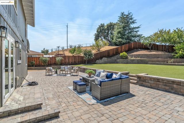 1051 Kaski Ln, Concord CA: https://media.crmls.org/mediaz/6f155786-79af-403a-a081-90930f25f5f3.jpg