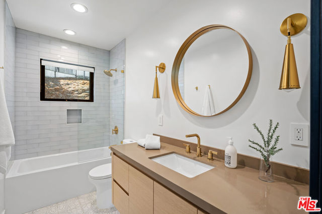 19536 Wells Drive, Tarzana CA: https://media.crmls.org/mediaz/6f15a4c4-6689-4181-b8d2-a63013019104.jpg