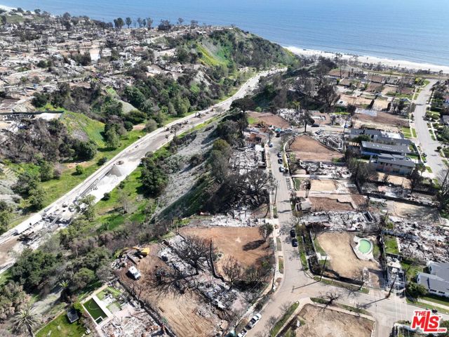 576 Erskine Drive, Pacific Palisades CA: https://media.crmls.org/mediaz/6f15f59a-7ec5-4862-a1bf-5321de208cf2.jpg