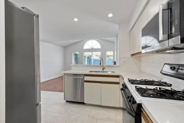 1723 Calle Platico, Oceanside CA: https://media.crmls.org/mediaz/6f1668db-eae5-486b-b2b4-0aa2348b6783.jpg