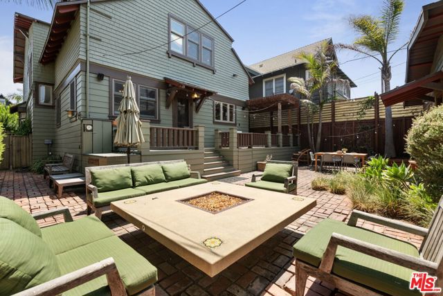 21 Park Avenue, Venice CA: https://media.crmls.org/mediaz/6f167ffe-b52b-47f3-b33f-c657b0dbb2e4.jpg