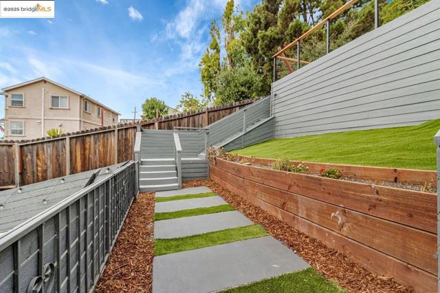 7900 Michigan Ave, Oakland CA: https://media.crmls.org/mediaz/6f16c5d3-e819-4b82-9885-873383d53133.jpg