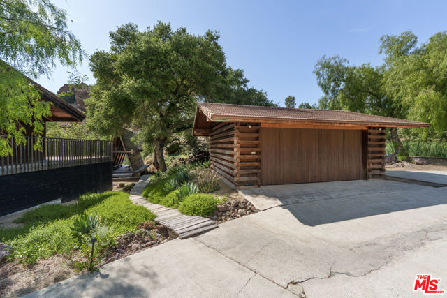 421 Westlake Boulevard, Malibu CA: https://media.crmls.org/mediaz/6f16e880-2591-4761-b9a1-7960a1f445bc.jpg