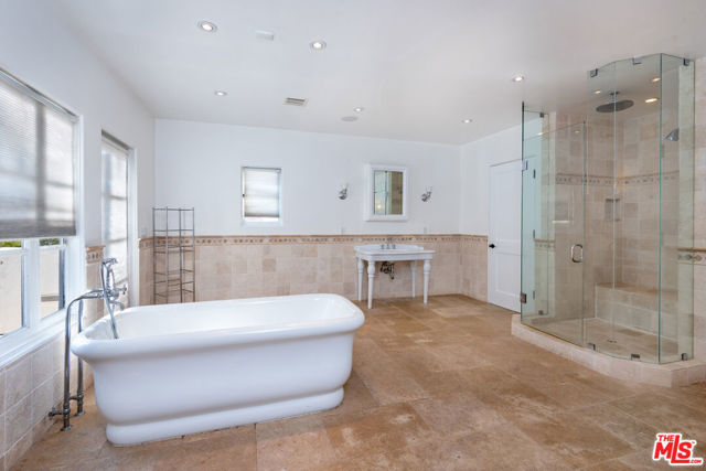 Image 16 of 17 For 401 Las Palmas Avenue