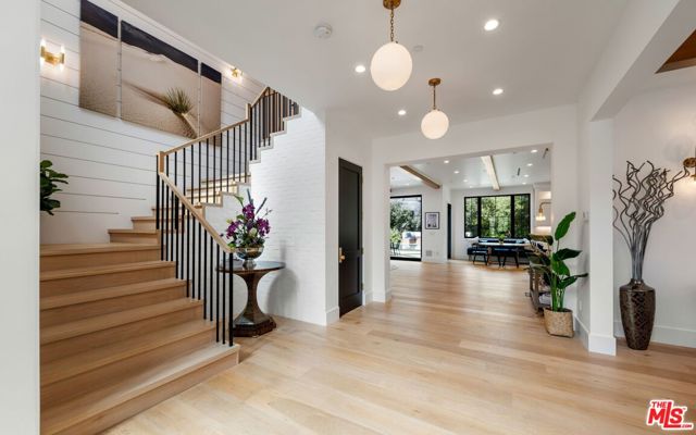 16101 Royal Mount Drive, Encino CA: https://media.crmls.org/mediaz/6f178037-1989-4022-a038-27e6293e0098.jpg