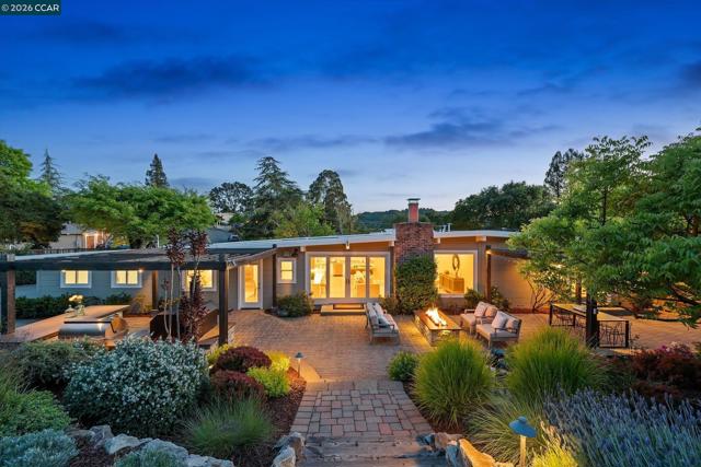 31 Ivy Dr, Orinda CA: https://media.crmls.org/mediaz/6f17cd07-57b3-4625-a320-486a865930db.jpg