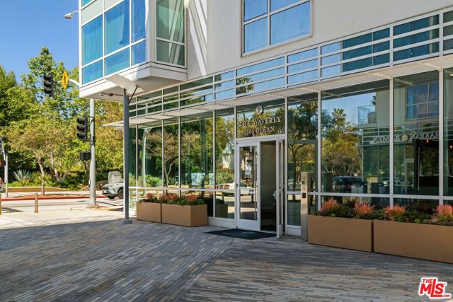 1705 Ocean Avenue, Santa Monica CA: https://media.crmls.org/mediaz/6f18133c-1ca1-4d5c-ab7b-a6910a3f54eb.jpg