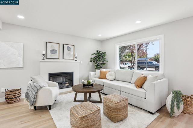 562 Swallow Dr, Livermore CA: https://media.crmls.org/mediaz/6f18baf3-f90f-4aef-a6a5-b832d7ac5c2e.jpg