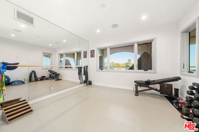 1380 Summitridge Place, Beverly Hills CA: https://media.crmls.org/mediaz/6f193885-e1e9-45d5-9e0e-7fe5553082f7.jpg