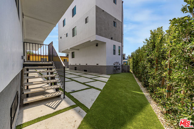 1636 Longwood Avenue, Los Angeles CA: https://media.crmls.org/mediaz/6f1940ad-232d-4d32-9885-71ecc2ba6f1f.jpg