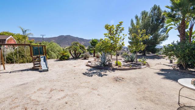 40487 Rock Mountain Drive, Fallbrook CA: https://media.crmls.org/mediaz/6f19ede1-fa9a-42c9-b283-e08d976d32cb.jpg