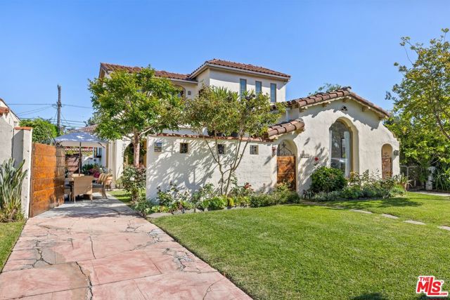 10516 Tennessee Avenue, Los Angeles CA: https://media.crmls.org/mediaz/6f19f09e-d6e6-4136-b779-3b6efd99e3aa.jpg