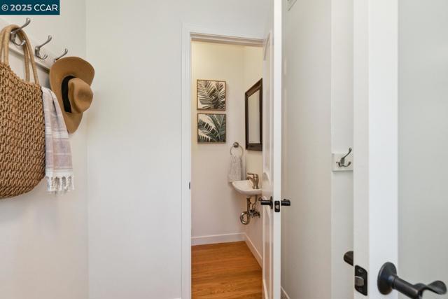 1100 Hillcrest Dr, Lafayette CA: https://media.crmls.org/mediaz/6f1a927f-416d-4840-bf13-5084319eeb36.jpg